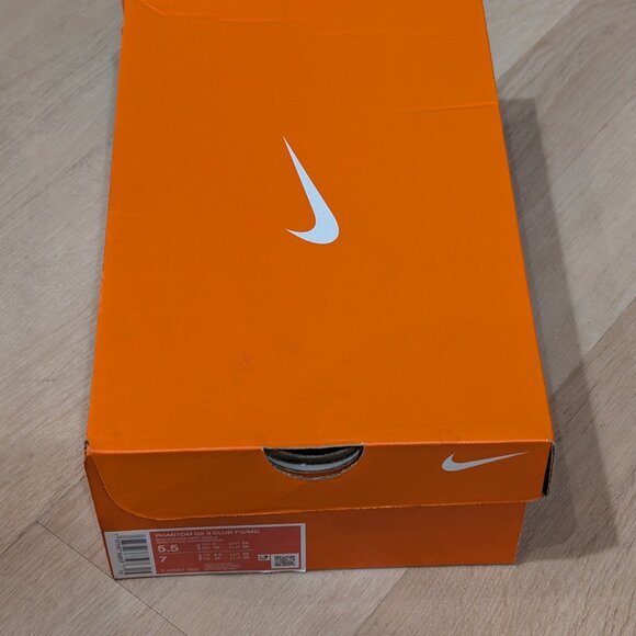 Boys black Nike soccer cleats in size 5.5 - Picture 7 of 7